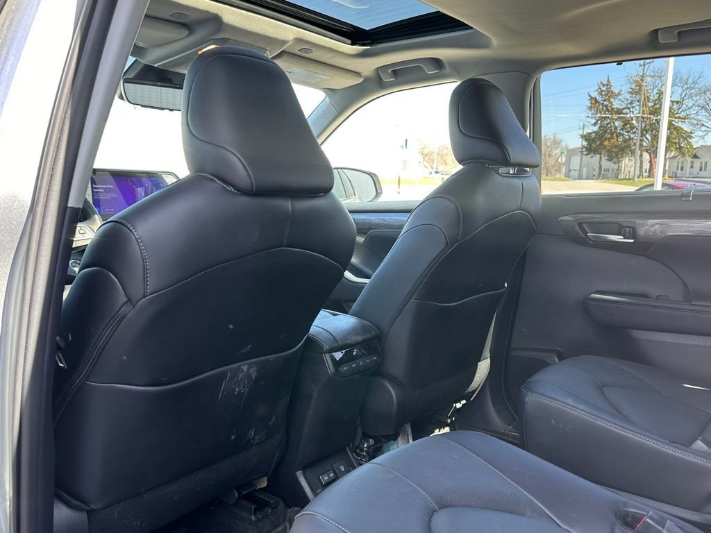 Used 2024 Toyota Highlander Limited AWD/4WD image 13