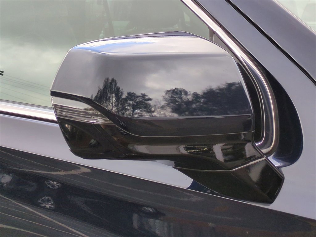 Used 2024 GMC Yukon SLT w/ SLT Luxury Package image 12