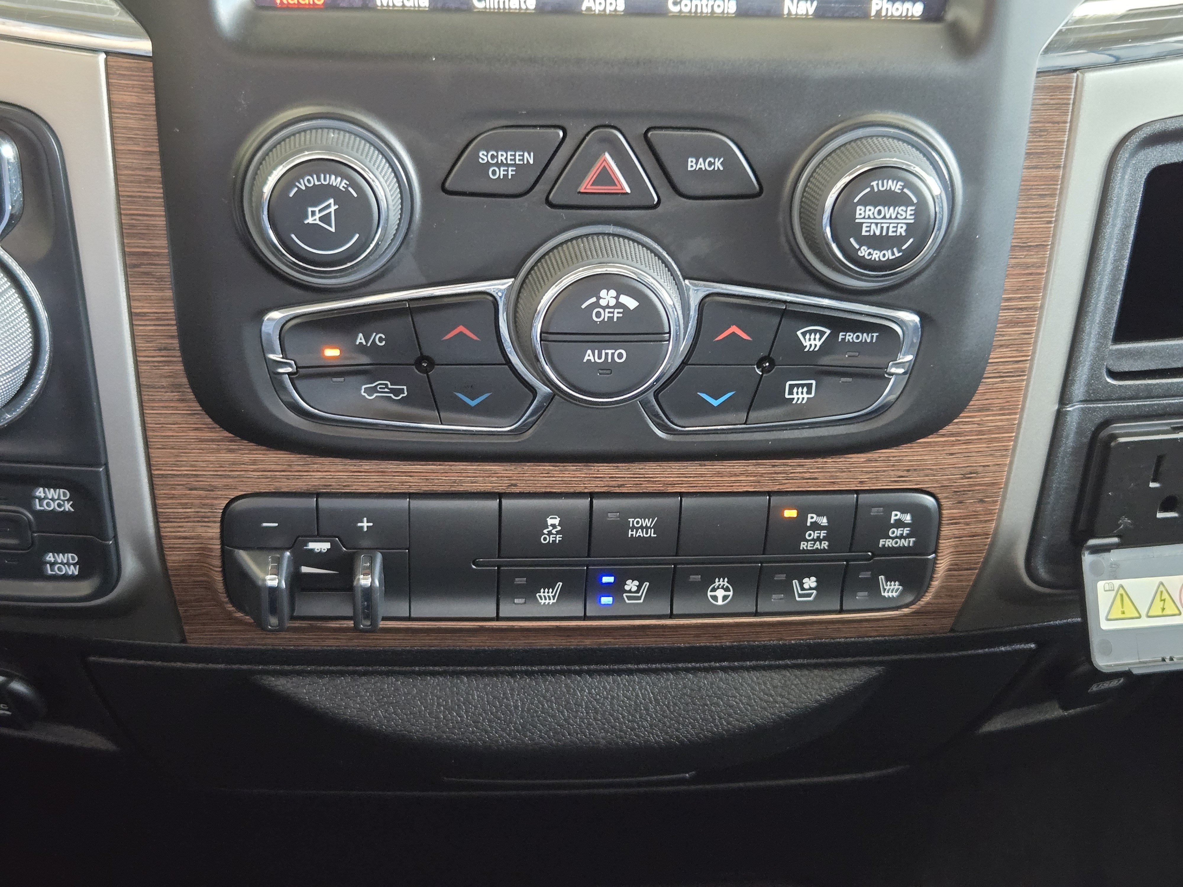 Used 2018 RAM 1500 Laramie AWD/4WD image 14