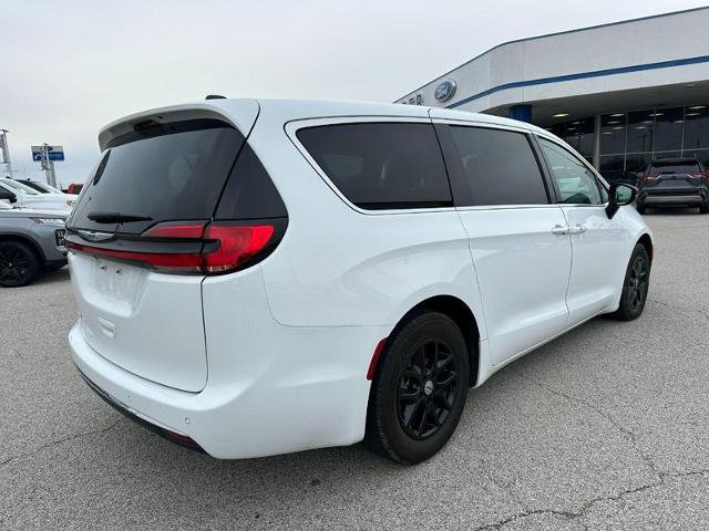 Used 2024 Chrysler Pacifica Touring-L FWD image 7
