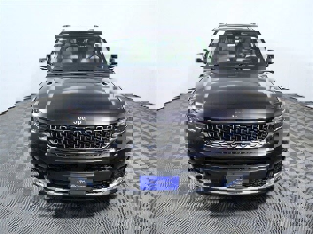 Used 2022 Jeep Grand Cherokee L Limited w/ Luxury Tech Group II image 3