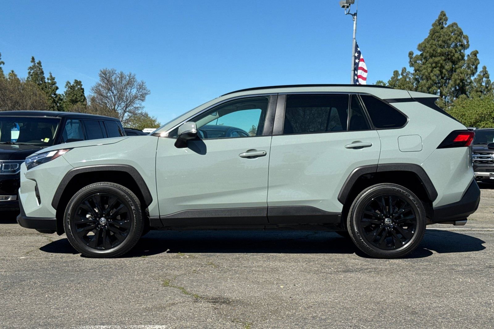 Used 2022 Toyota RAV4 XLE Premium image 2