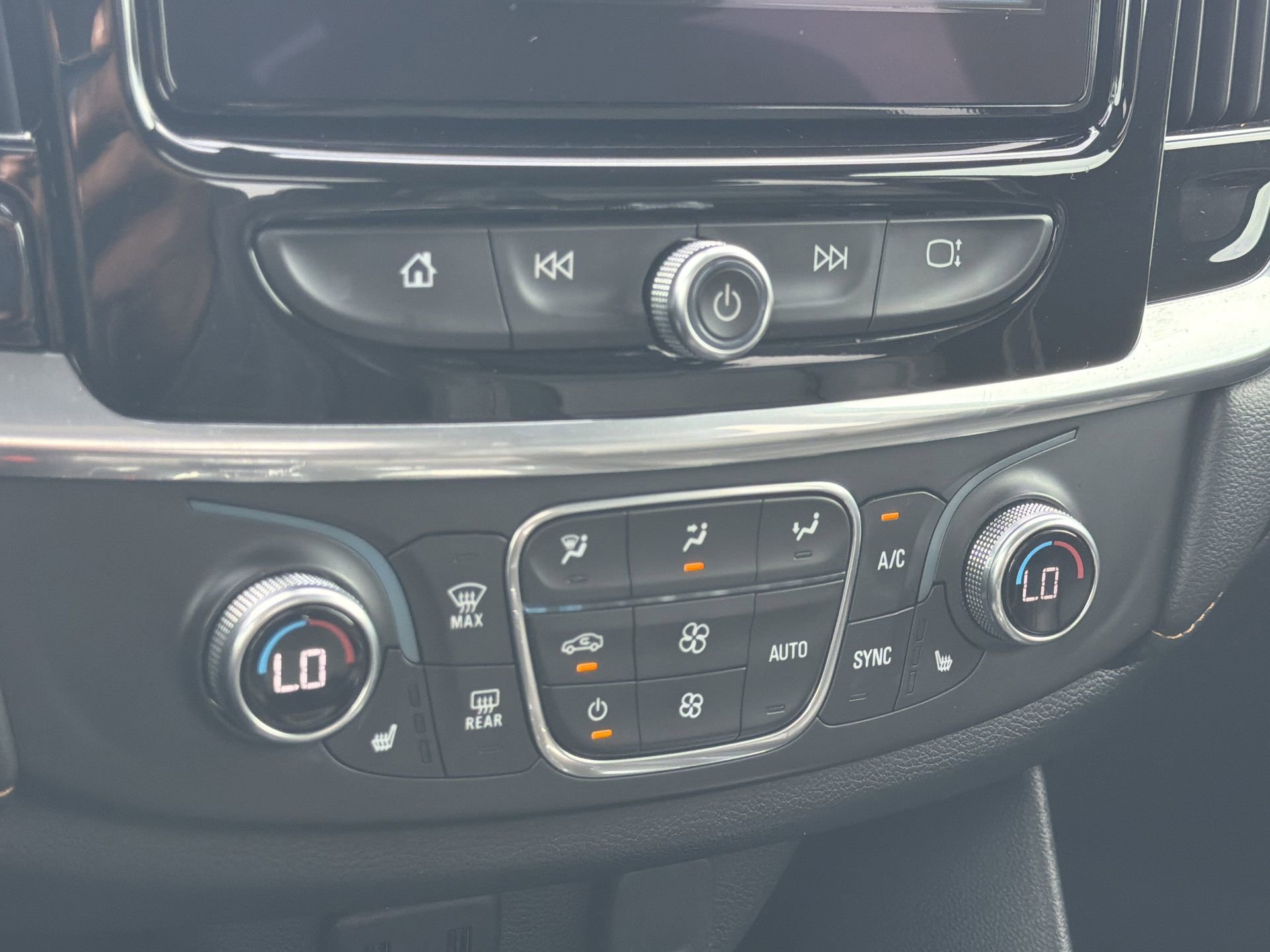 Used 2019 Chevrolet Traverse LT w/ LT Premium Package FWD image 6