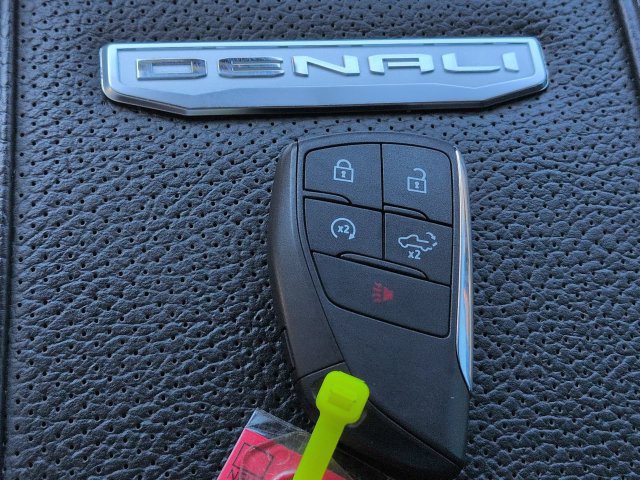 Used 2025 GMC Sierra 2500 Denali w/ Denali Reserve Package AWD/4WD image 39