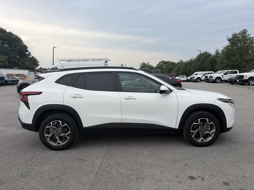 Used 2025 Chevrolet Trax LT FWD image 8