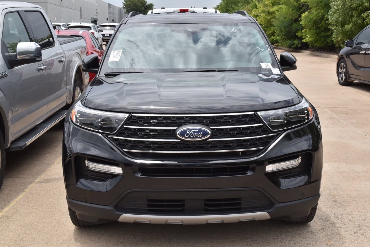 Certified 2023 Ford Explorer XLT w/ Equipment Group 202A AWD/4WD image 3