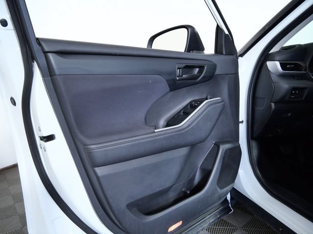 Used 2024 Toyota Highlander LE AWD/4WD image 15