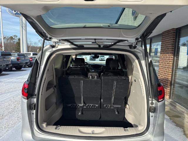 Used 2024 Chrysler Pacifica Touring-L image 5