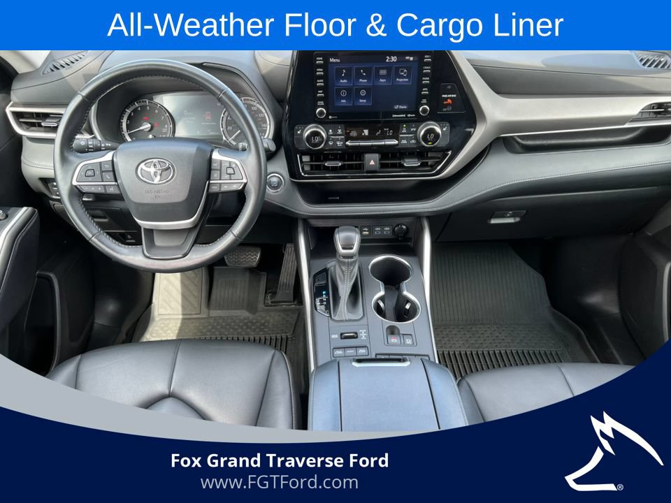Used 2022 Toyota Highlander XLE AWD/4WD image 2