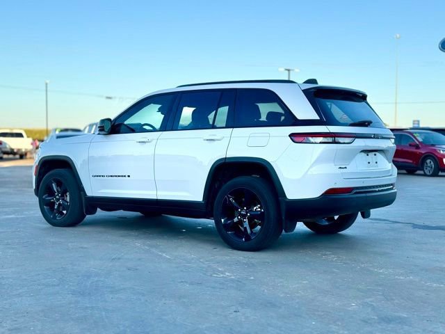 Used 2023 Jeep Grand Cherokee Altitude image 3