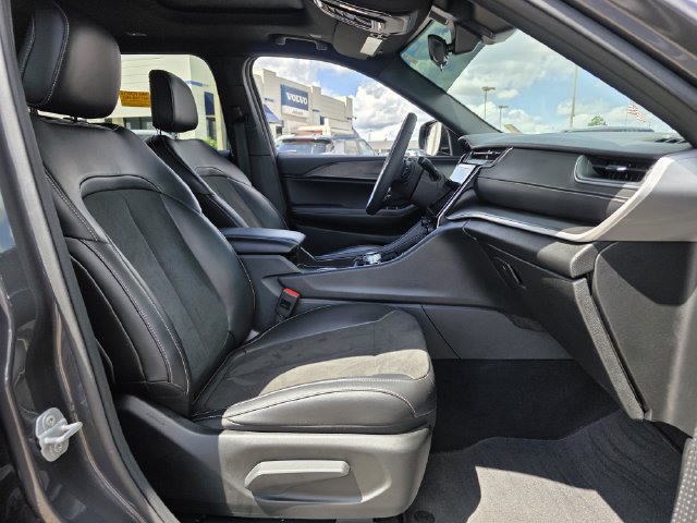 Used 2025 Jeep Grand Cherokee L Altitude AWD/4WD image 30
