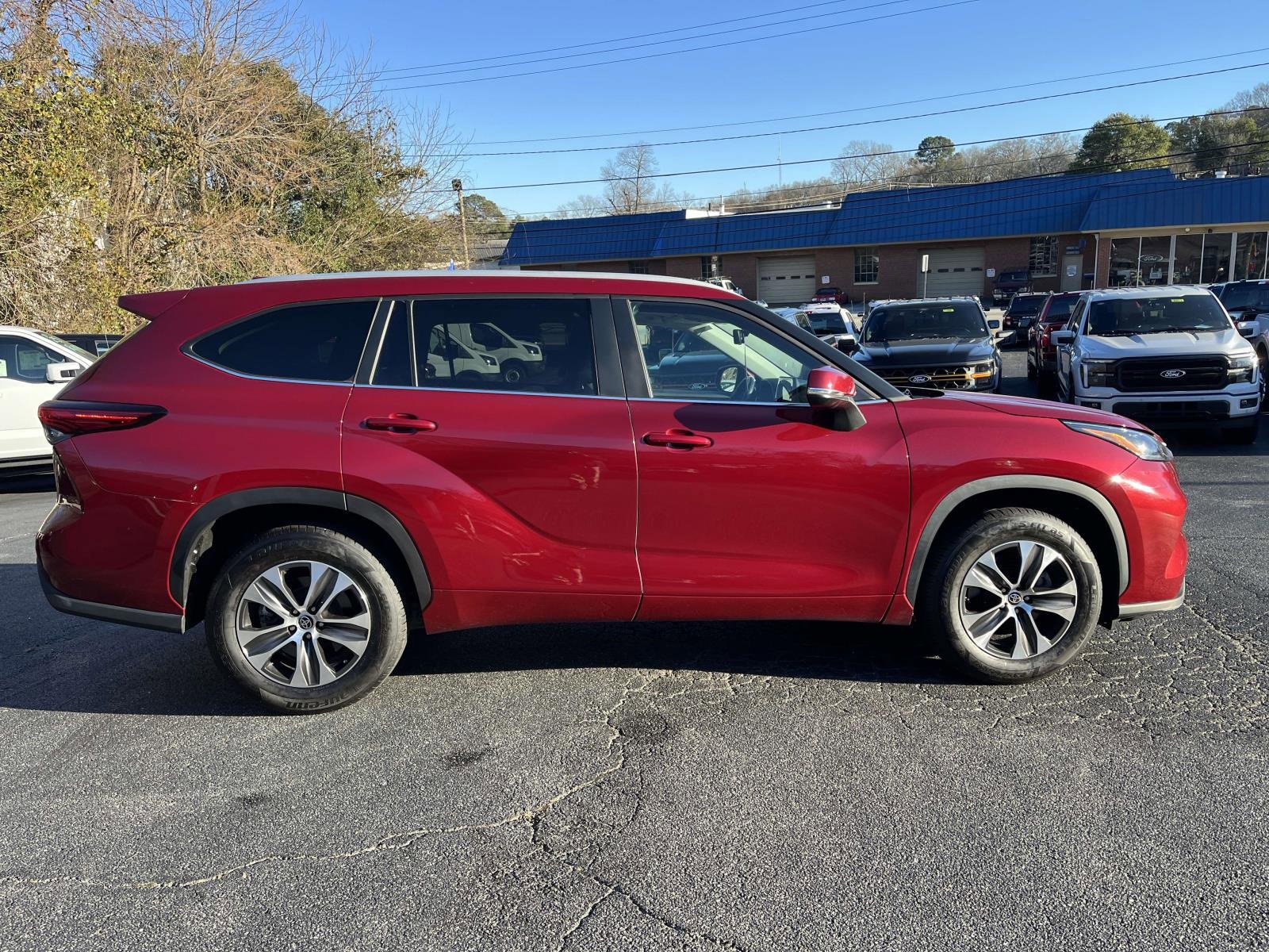 Used 2023 Toyota Highlander XLE image 6