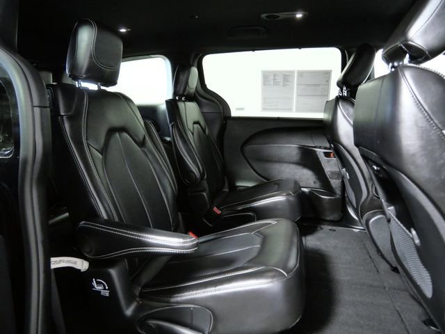 Used 2025 Chrysler Pacifica Select image 12