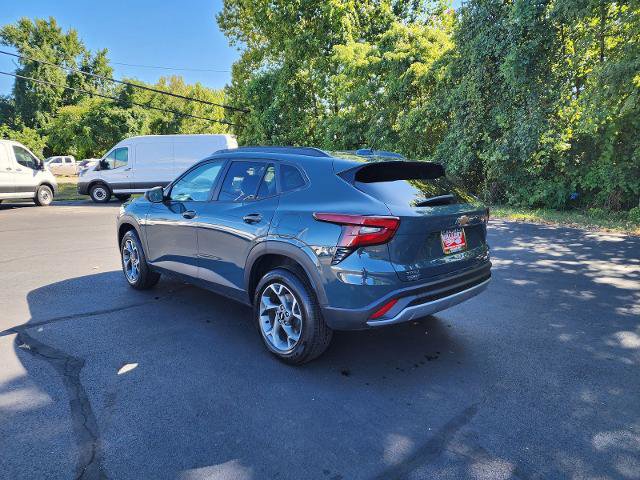 Used 2025 Chevrolet Trax LT FWD image 3