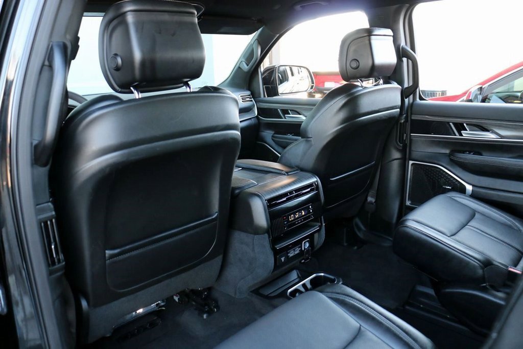 Used 2024 Jeep Wagoneer L Series II image 23