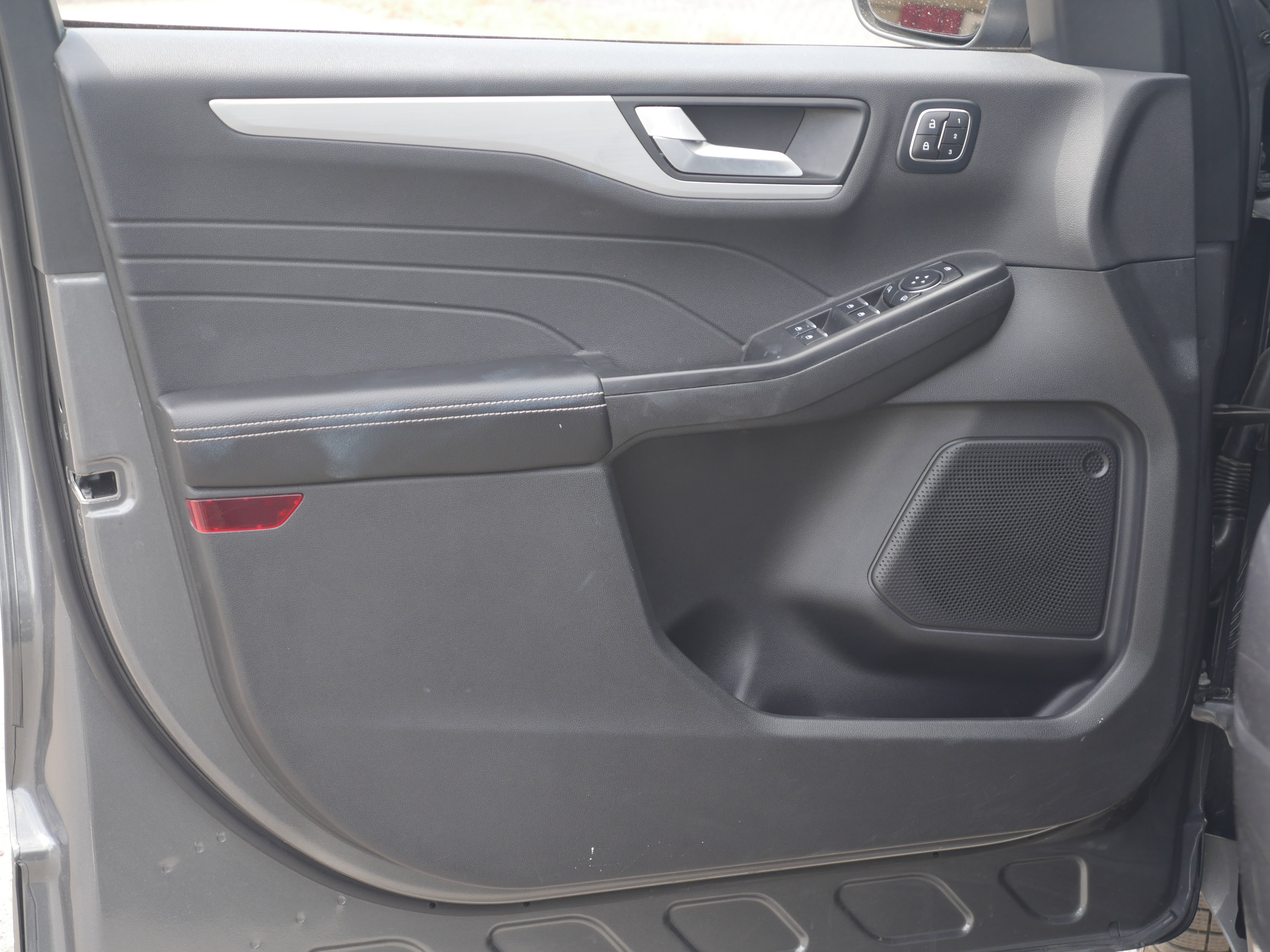 Certified 2025 Ford Escape Platinum AWD/4WD image 31