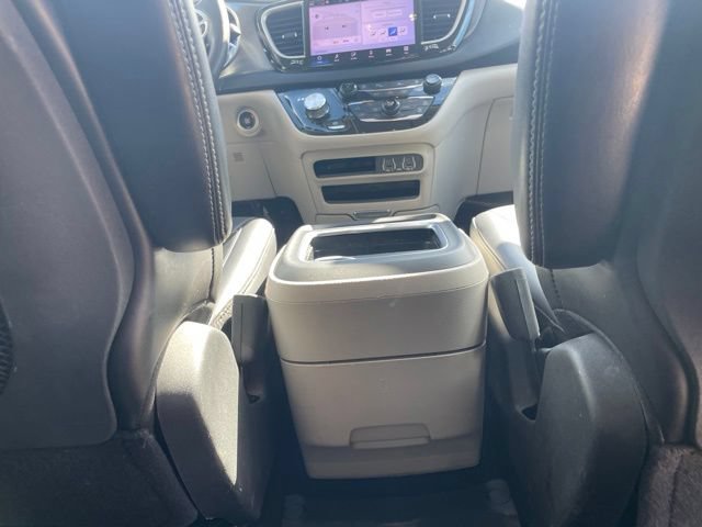 Used 2024 Chrysler Pacifica Touring-L FWD image 25
