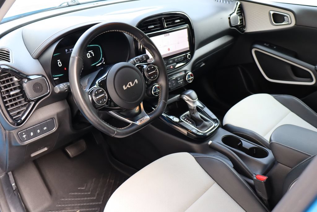 Used 2023 Kia Soul GT-Line FWD image 4
