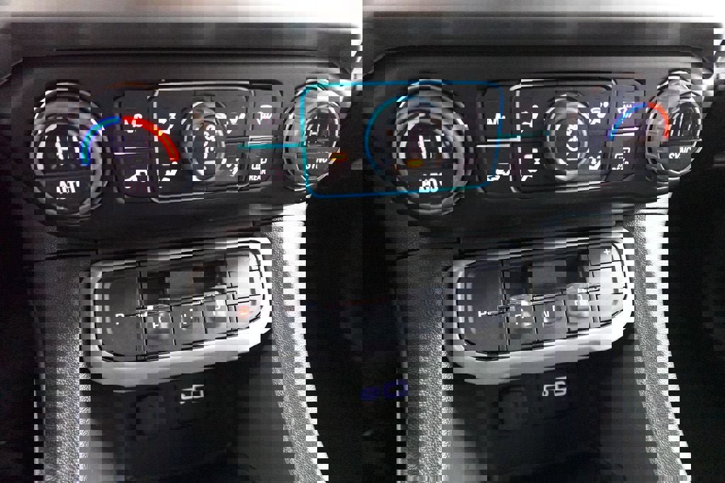 Used 2023 GMC Acadia SLE image 18