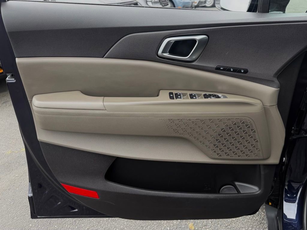 Used 2025 Kia Carnival EX FWD image 14