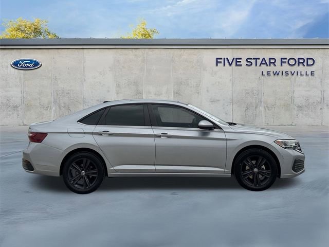 Used 2022 Volkswagen Jetta SE w/ Panoramic Sunroof Package FWD image 3