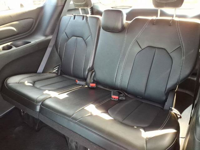 Used 2025 Chrysler Pacifica Select FWD image 11