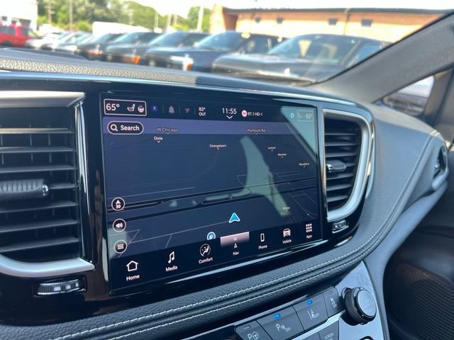 Used 2024 Chrysler Pacifica Limited FWD image 15