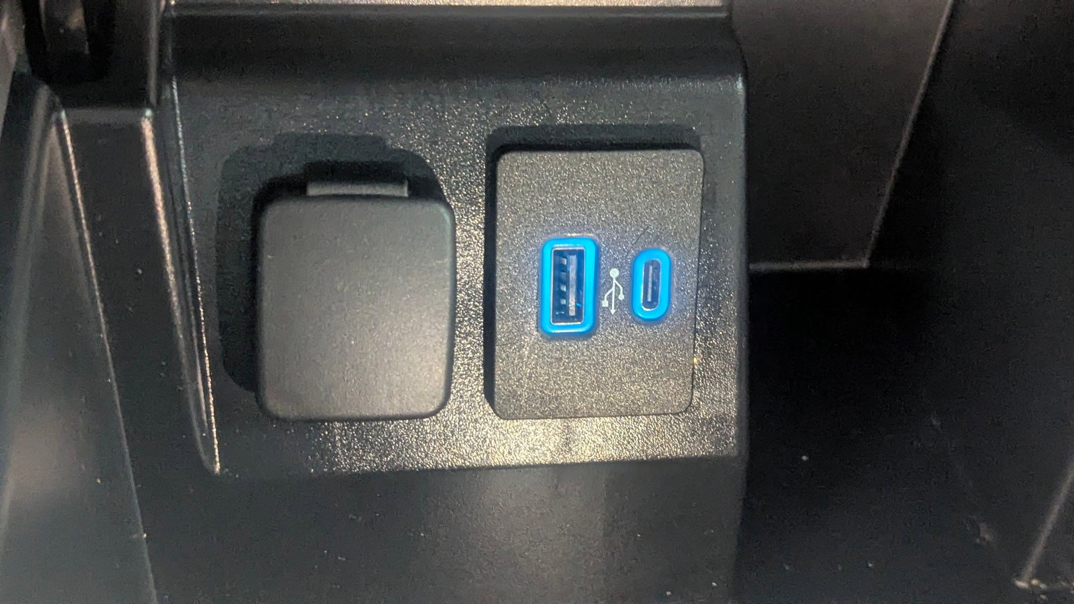 Certified 2022 Ford Explorer XLT w/ Equipment Group 202A image 26