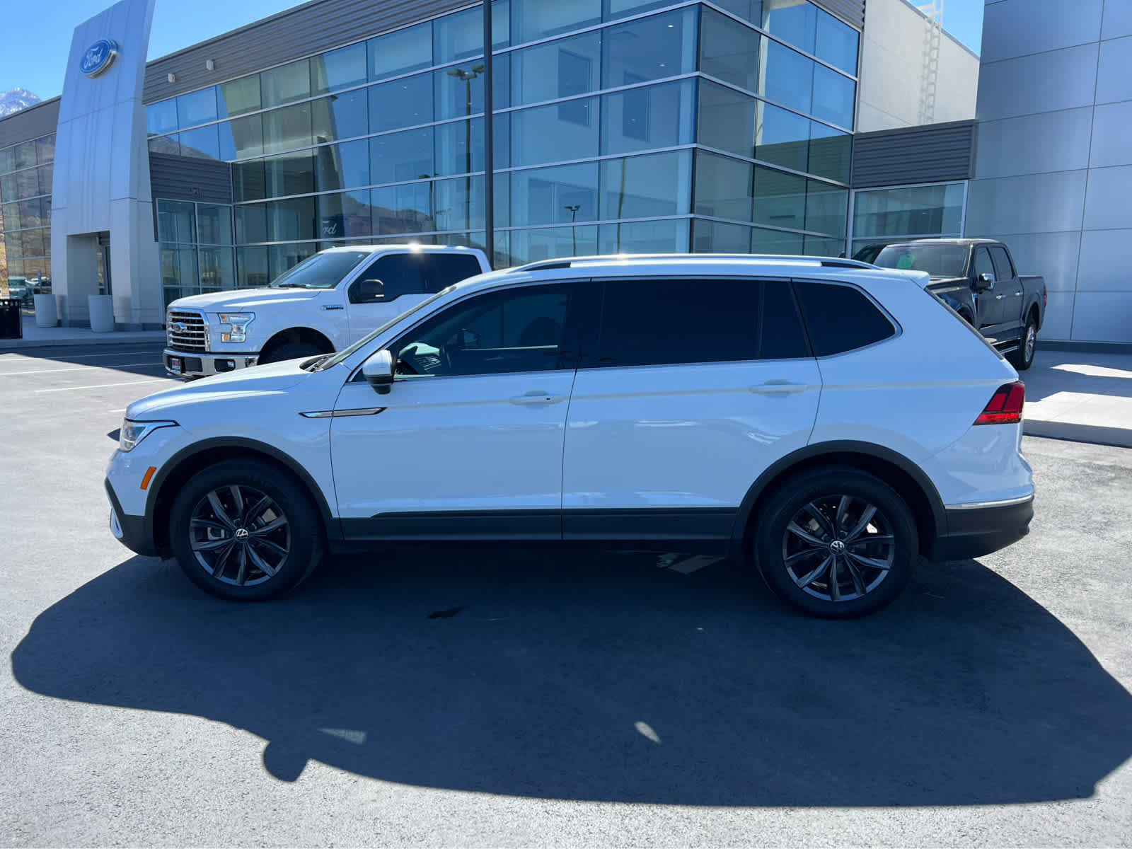 Used 2022 Volkswagen Tiguan SE image 3