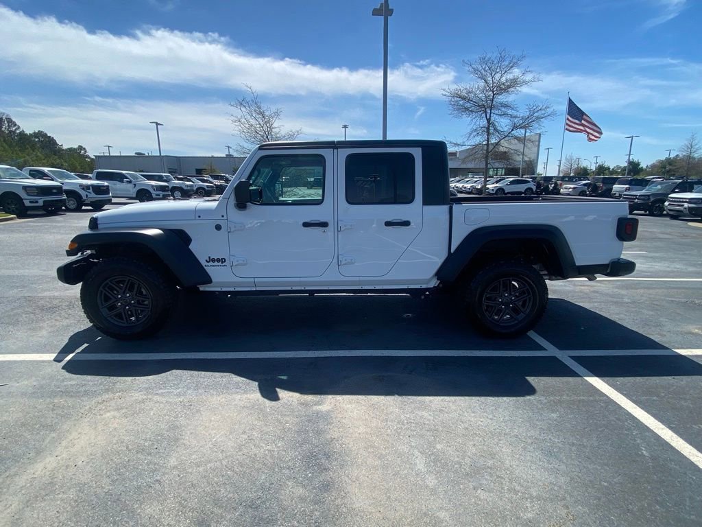 Used 2025 Jeep Gladiator Sport image 2