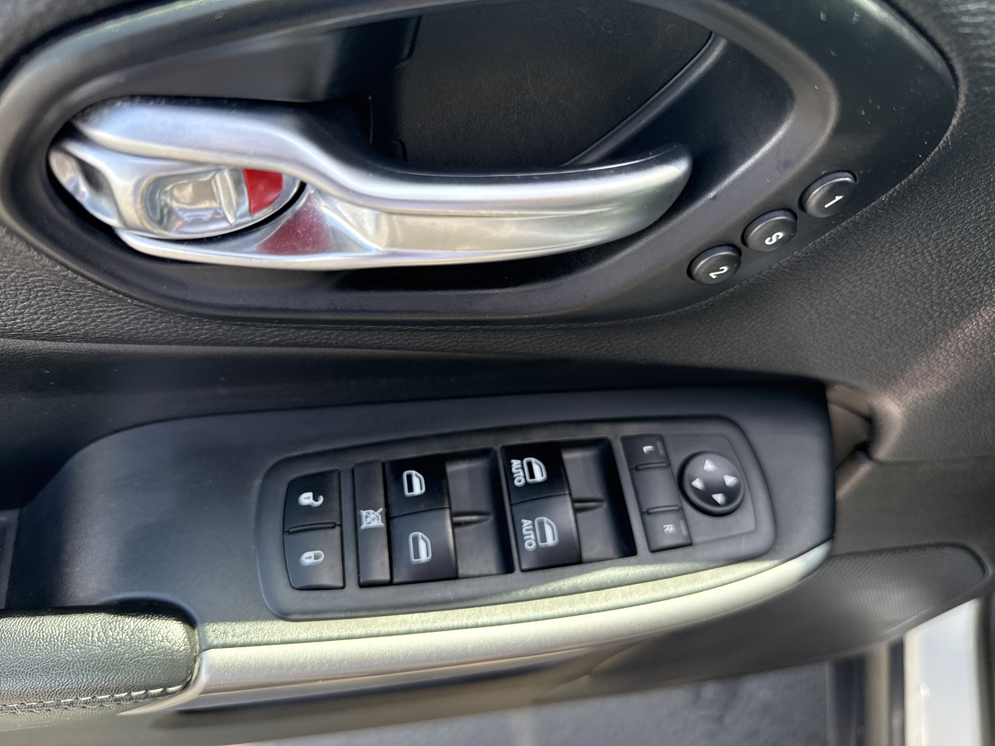 Used 2019 Jeep Cherokee Limited AWD/4WD image 14