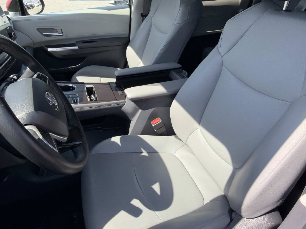 Used 2023 Toyota Sienna XLE FWD image 21