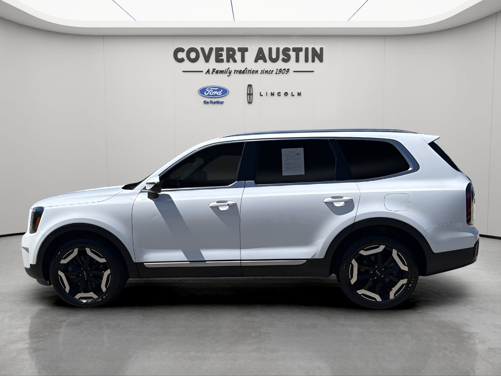 Used 2024 Kia Telluride EX w/ EX Captain's Chair Package FWD image 2