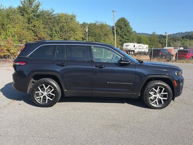 Used 2023 Jeep Grand Cherokee Limited AWD/4WD image 2