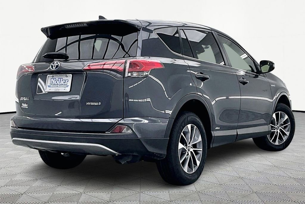 Used 2018 Toyota RAV4 LE image 2