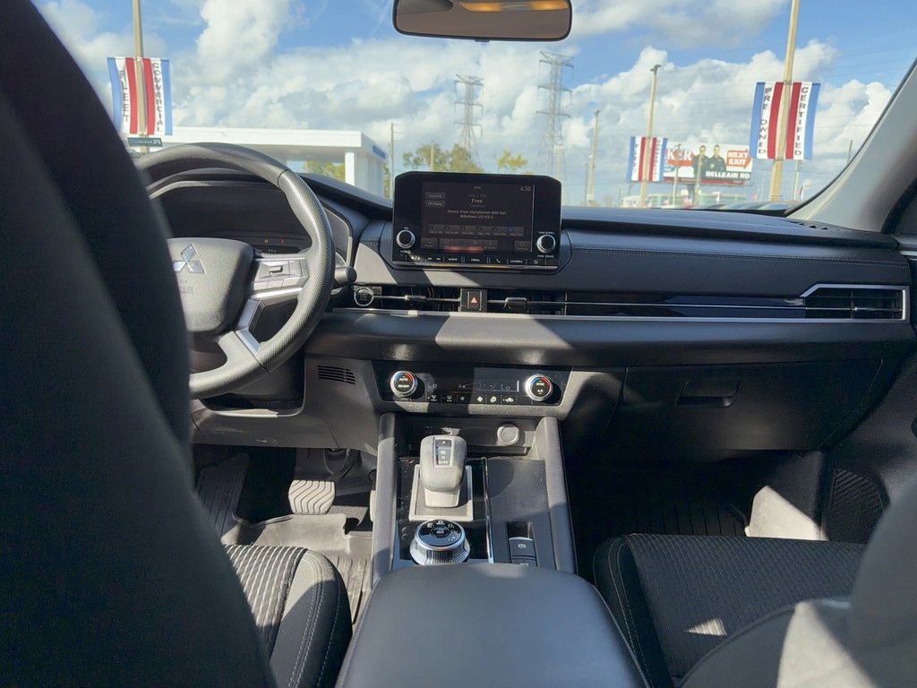 Used 2022 Mitsubishi Outlander ES image 26