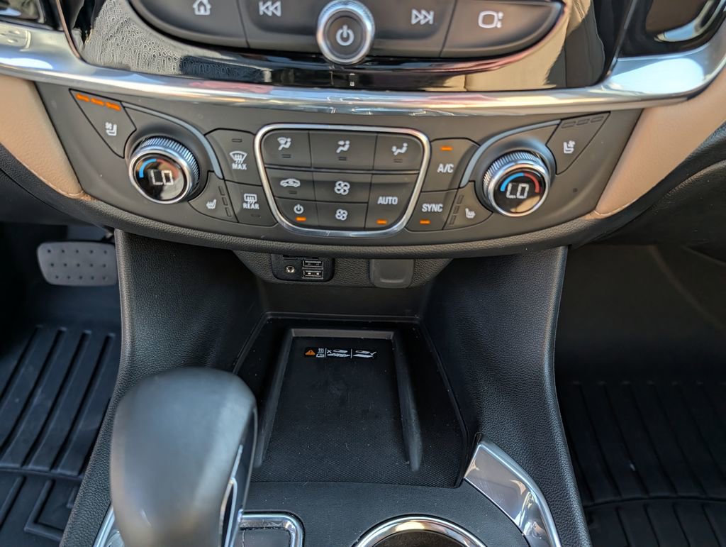 Used 2023 Chevrolet Traverse Premier FWD image 12