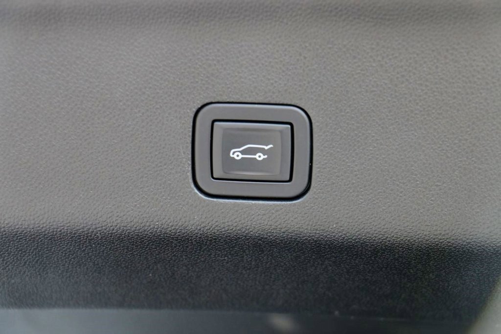 Used 2024 GMC Yukon SLT image 12