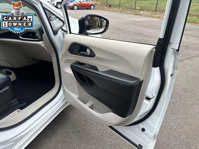 Used 2024 Chrysler Pacifica Touring-L image 13