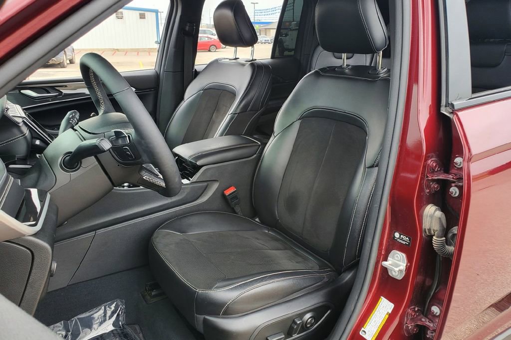 Used 2023 Jeep Grand Cherokee Altitude RWD image 5