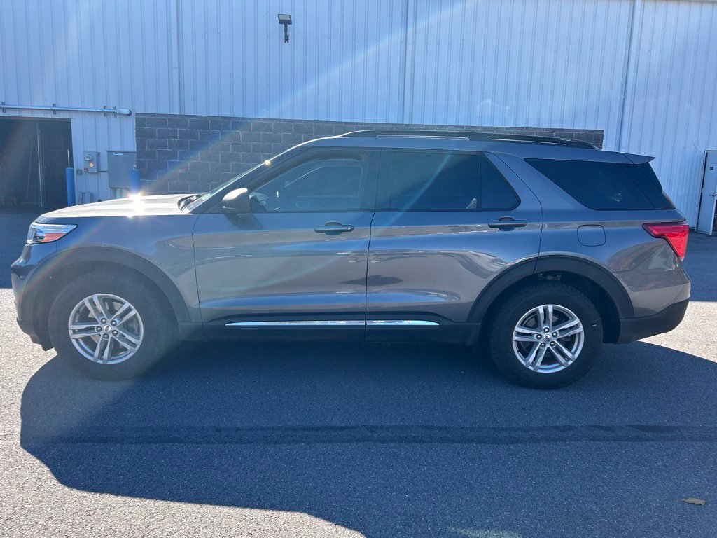 Certified 2021 Ford Explorer XLT w/ Equipment Group 202A AWD/4WD image 2