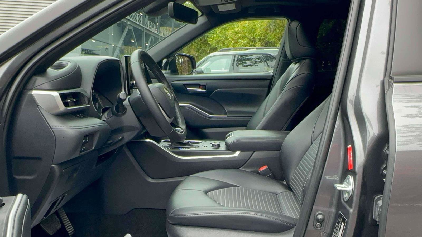 Used 2024 Toyota Highlander XSE image 17