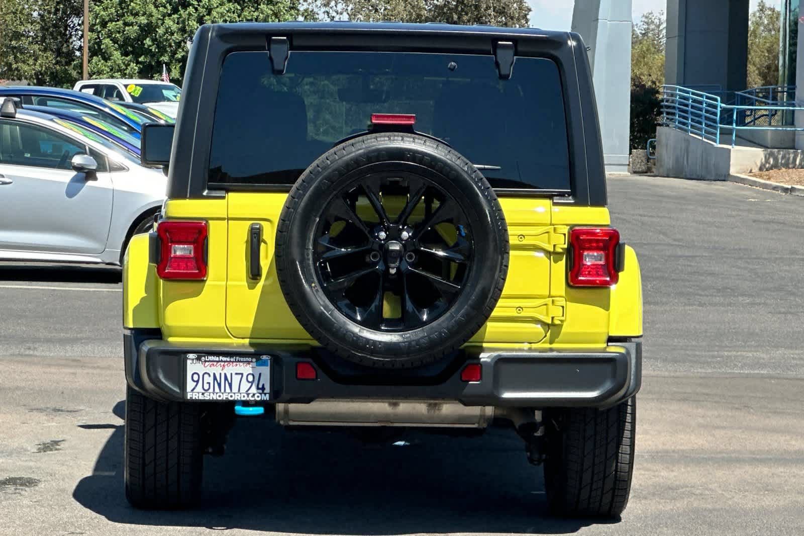 Used 2023 Jeep Wrangler Unlimited Sahara w/ Cold Weather Group AWD/4WD image 8