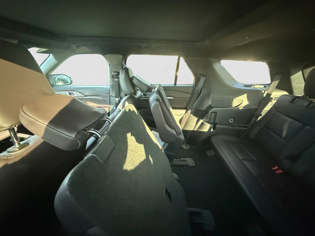 Certified 2025 Ford Explorer Platinum w/ LUX Leather Package AWD/4WD image 8