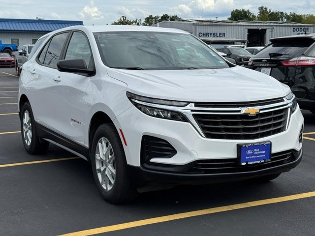 Used 2023 Chevrolet Equinox LS w/ LS Convenience Package AWD/4WD image 2