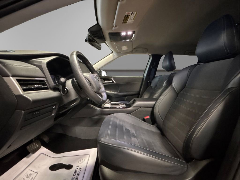 Used 2025 Mitsubishi Outlander SE image 12