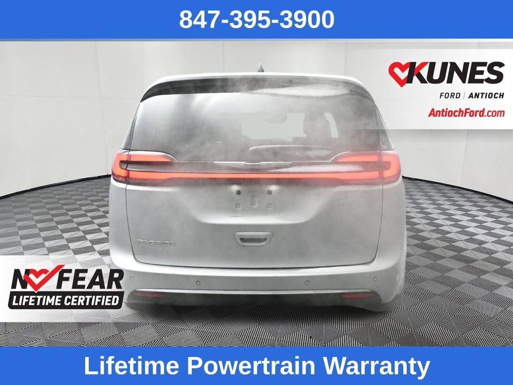 Used 2024 Chrysler Pacifica Touring-L image 13