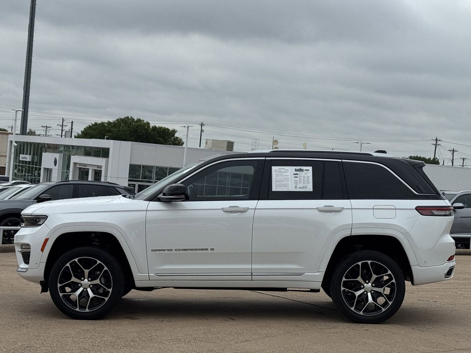Used 2023 Jeep Grand Cherokee Summit AWD/4WD image 7