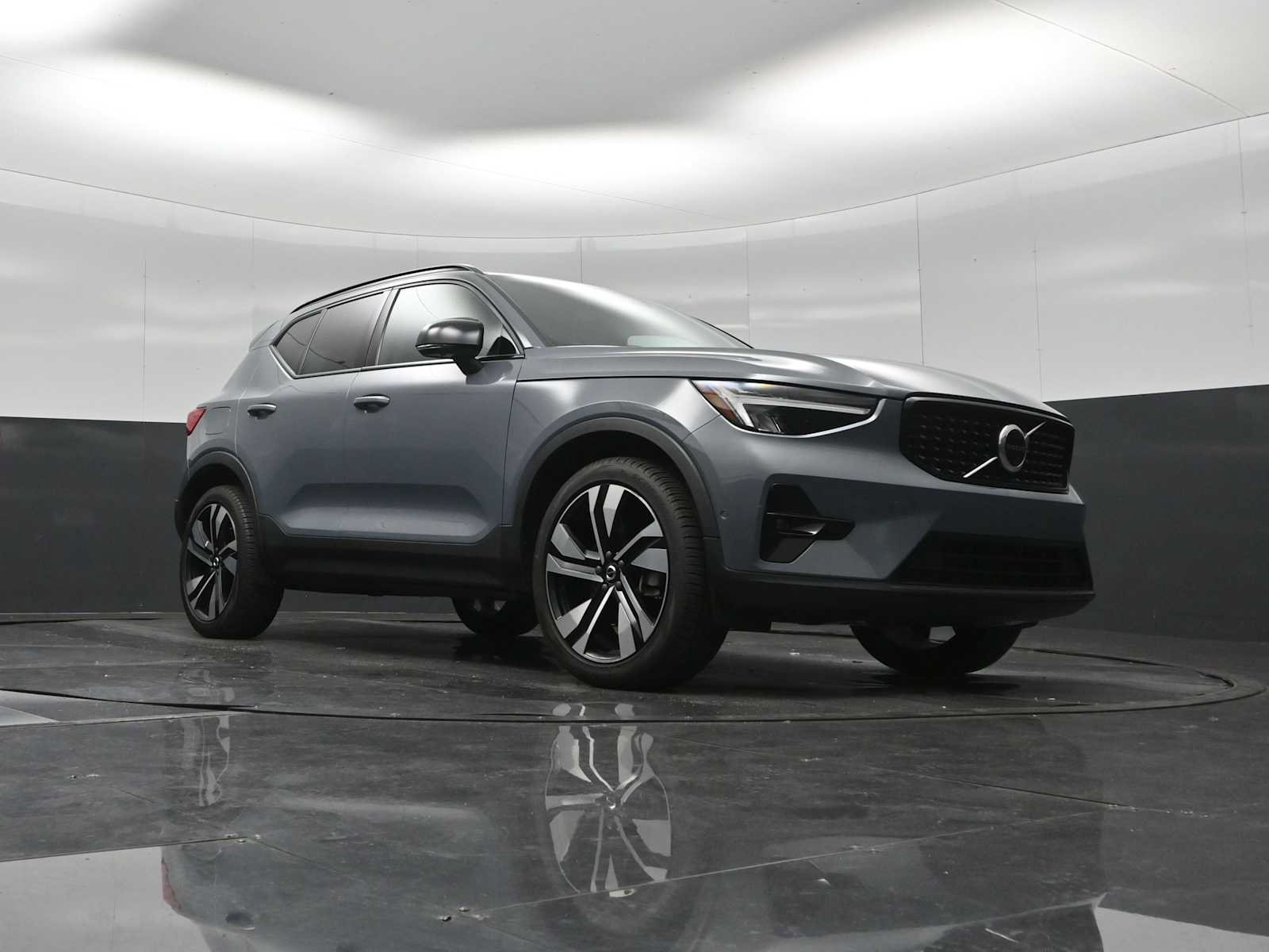 Used 2023 Volvo XC40 B5 Plus w/ Driver Assist Package AWD/4WD image 39
