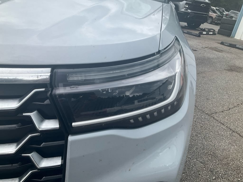 Certified 2025 Ford Explorer Platinum w/ Ultimate Package AWD/4WD image 9